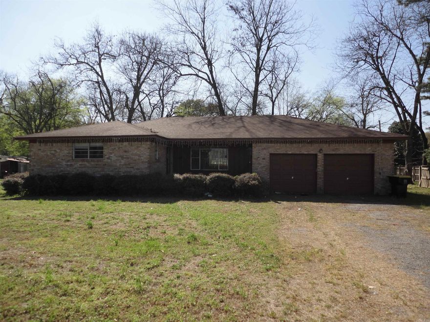 Don't miss out on this great 3BR/2BA home with nice sized living area, nice wood cabinets in kitchen, dining room with built-ins, laundry connections, fenced back yard with patio. All offers must be submitted by the Buyer's agent via the sellers res net Agent Portal. Agents please READ in the confidential agent remarks section for additional information on offer submission and other important information.