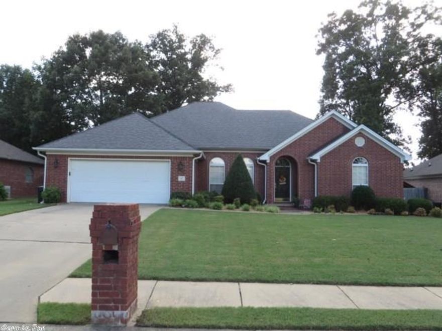 IMMACULATE HOME!! This is the PERFECT open floor plan situated in the heart of town & convenient to shopping!  This home has 6" wall construction!  Grand entry opens into Family Rm w/Gas FP, CUSTOM built-ins & Formal Dining Rm... Kitchen has tons of Cabinet storage & large breakfast bar opening into Breakfast Rm.  Master Suite is separate w/Lrg Bath... Dbl Sinks in vanity, Jetted Tub, Walk-in Shower, Potty Room & Over sized Closet!  Both extra rooms are lrg w/lots of closet space. Big Porch &Fully fenced!