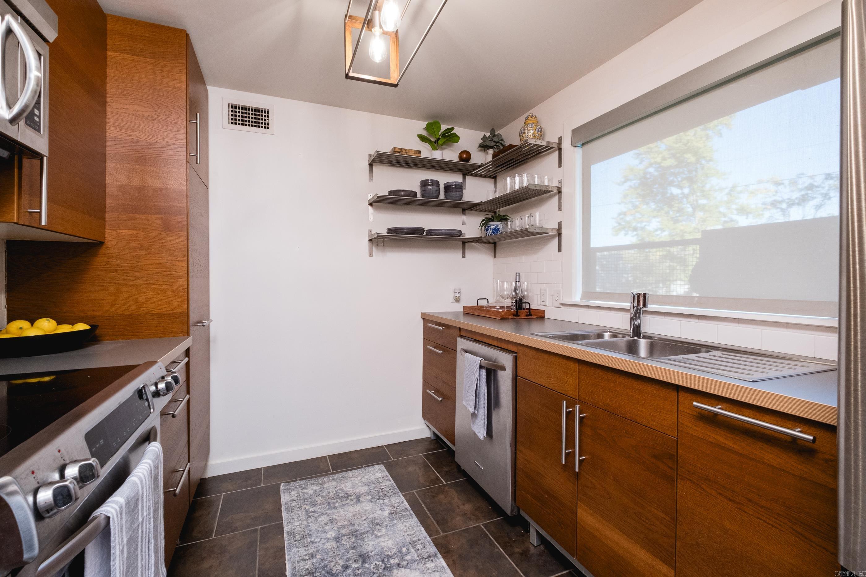 2423 KAVANAUGH HPR - Residential