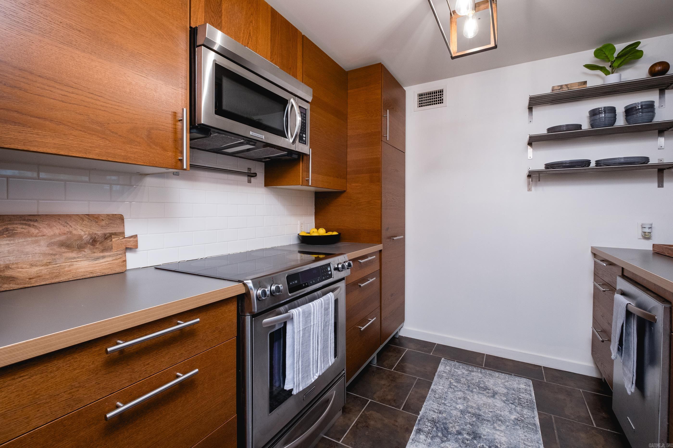 2423 KAVANAUGH HPR - Residential