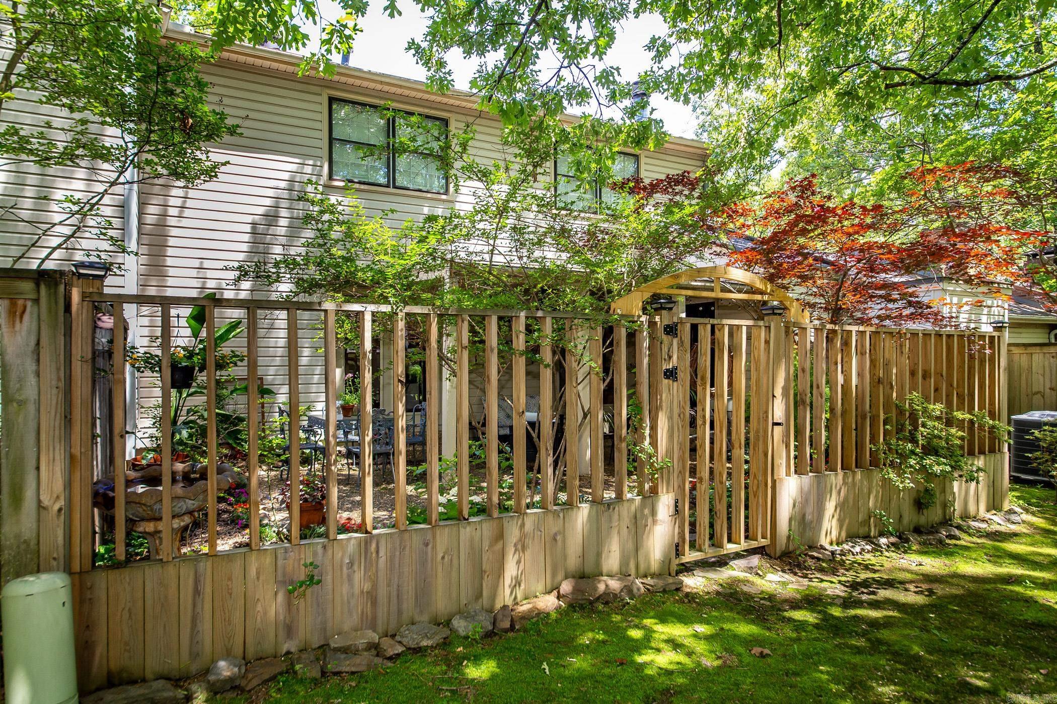 KINGSBRIDGE TWNHSE - Residential