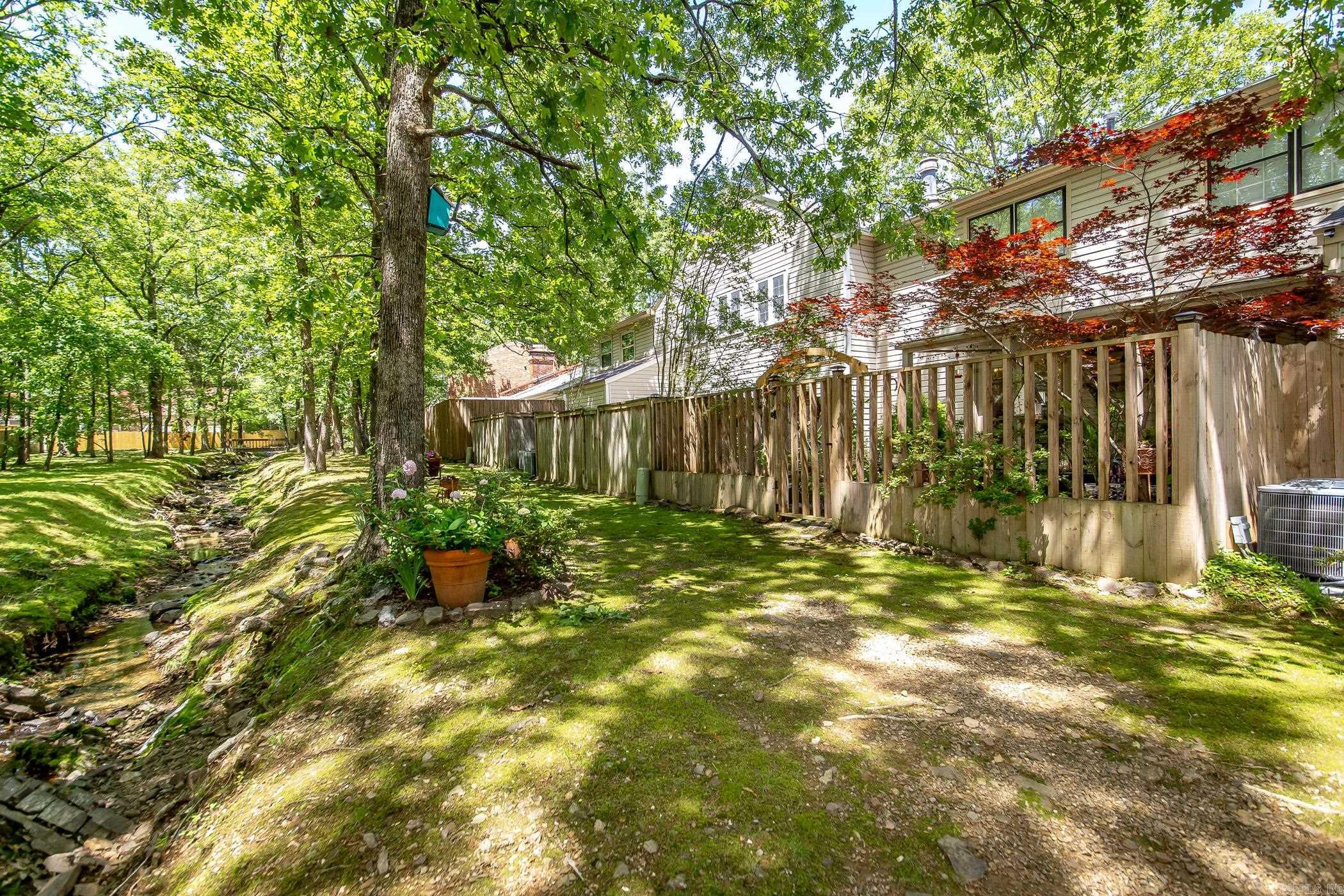 KINGSBRIDGE TWNHSE - Residential