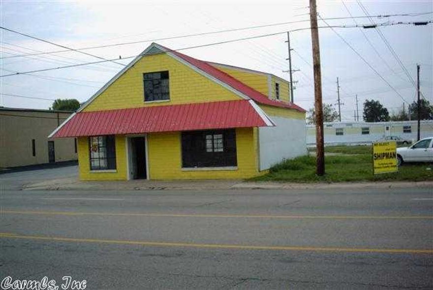 This building is right on busy Hwy 412 East near restaurants, flea markets, dar dealerships, and grocery stores.  For the past few years it has housed a very successful donut shop/bakery, but earlier it was the local bus depot.  Owner is remodeling inside with sheetrocked walls and ceilings.  Bathrooms have been added, plumbing and completely new wiring also added.  New metal roof and central heat and air unit installed.