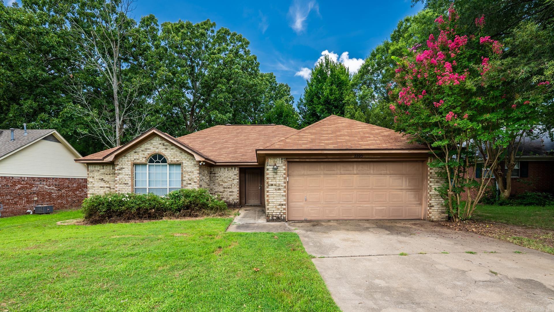 Very cute house in am established neighborhood.Great home for a first time home buyer. Well maintained. Close to schools and shopping. Must see !