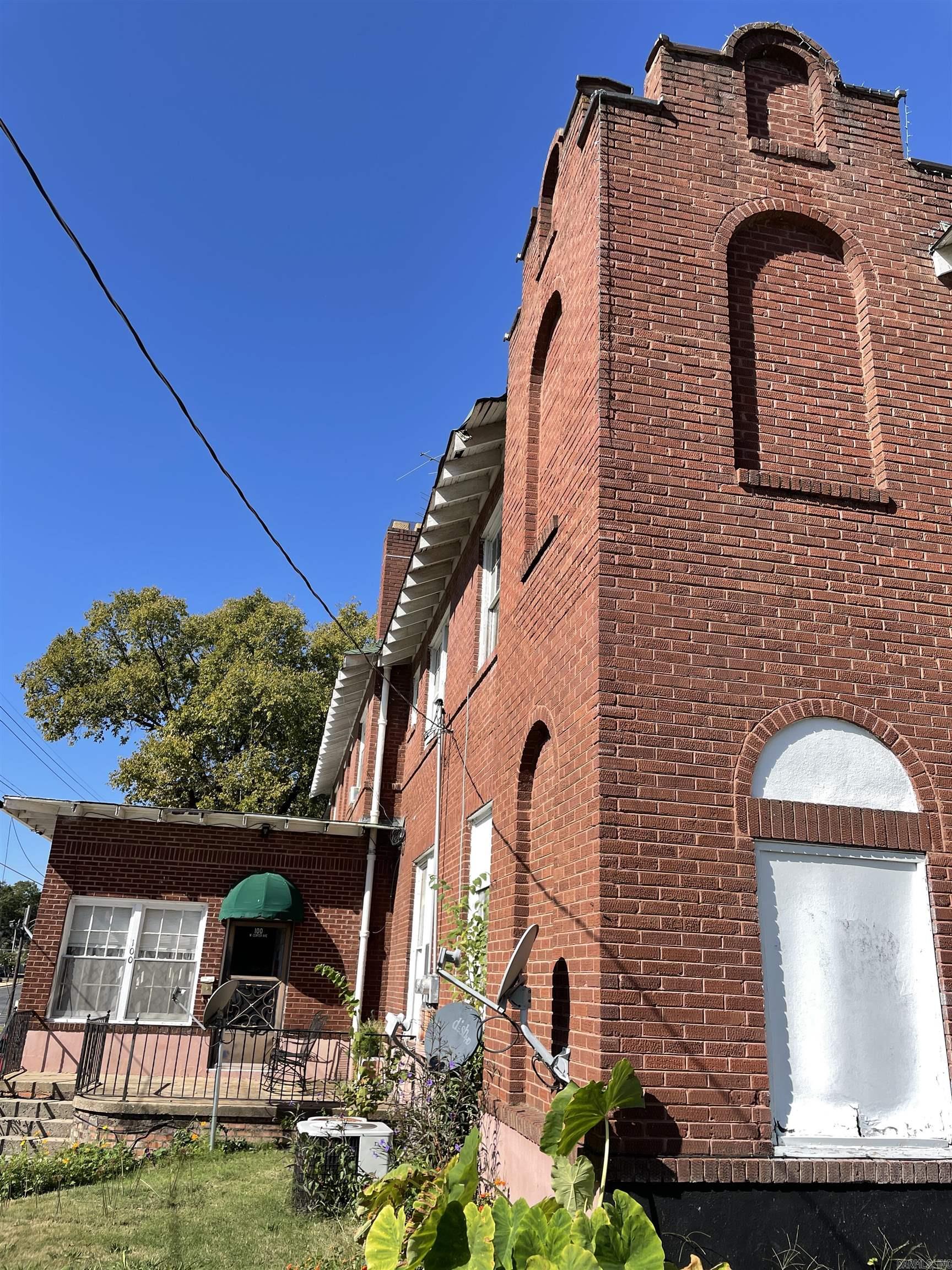 Main image without alt text