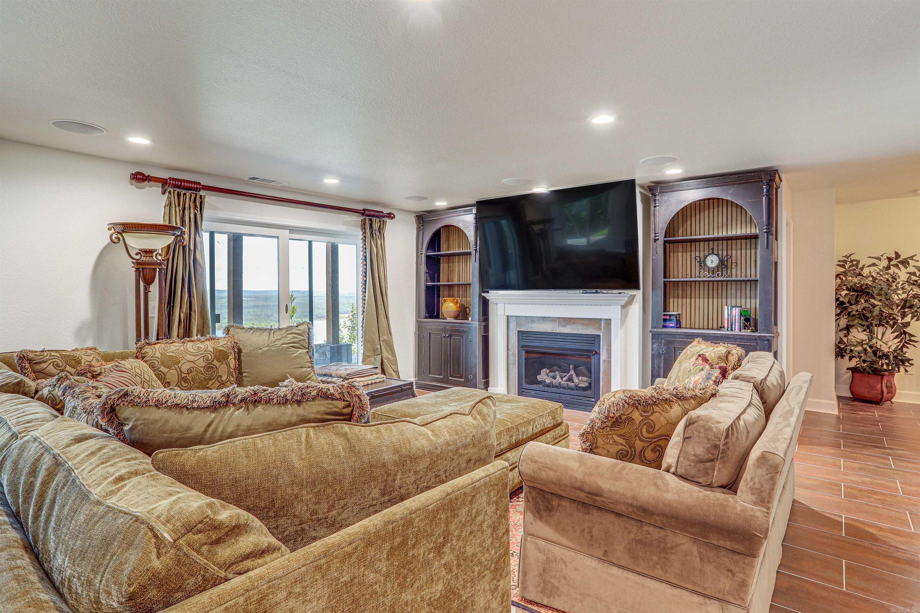 DIAMOND BLUFF ESTATES - Residential