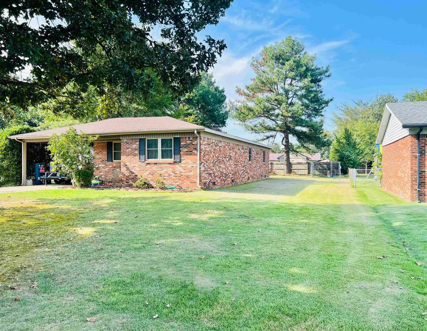 Charming 3 bedroom 2 bath brick home in an established neighborhood in Paragould AR. This home would be a great starter home for first home buyers, or an investment opportunity for investors.