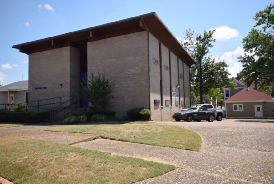 Great Commercial Building and land 7400 sqft , 10 parking ,Vacant, A must see!!!