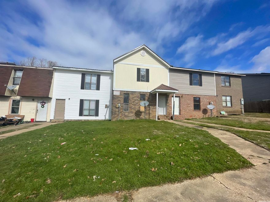17 units for sale.  13 - 3 bedroom/2 bath units,  4 - 2 bedroom/2 bath units.  This is an incredible value add opportunity! Listed below most recent appraisal.