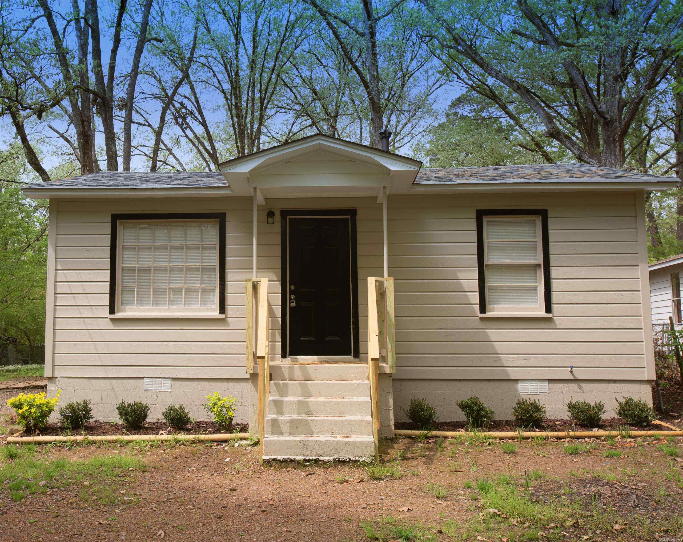 Cozy home in LR, great location close to shopping and dining. Update kitchen, carpet in bedroom and cute curb appeal. No SPD, sold as is. tenant occupied, 24-hour notice for showing, Lease in place. See agent remarks. 24-hour notice for showings. Any offer needs to have the following verbiage included "buyer is aware there is a lease in place and agree to the lease terms".