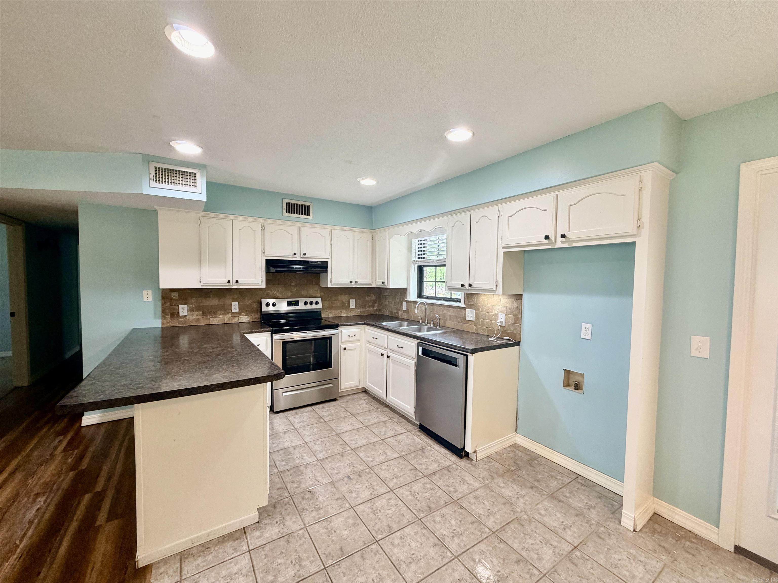 RAY LEE JR 4TH SUB DIV - Residential