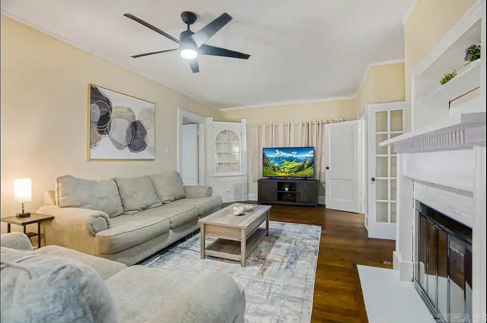Beautiful 3 bed 2 bath home with a 50ā Smart TV in the living room and Smart TVs in the 3 Queen bedrooms! Centrally located to UAMS, St. Vincent, and Baptist Hospitals as well as walking distance to the Hillcrest Historic food and shopping district!