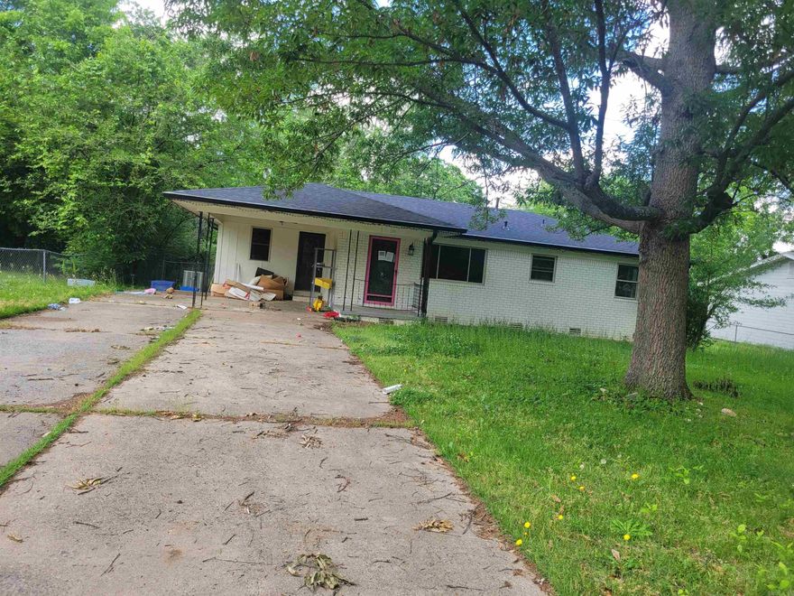 THIS IS A SHORTSALE THE PRICE IS NOT APPROVED, PROPERTY TO BE SOLD AS IS NO SELLER DISCLOSURE, BUYER IS RESPONSIBLE FOR TURNING ON ALL UTLITIES FOR INSPECTION AND OR APPRAISAL.