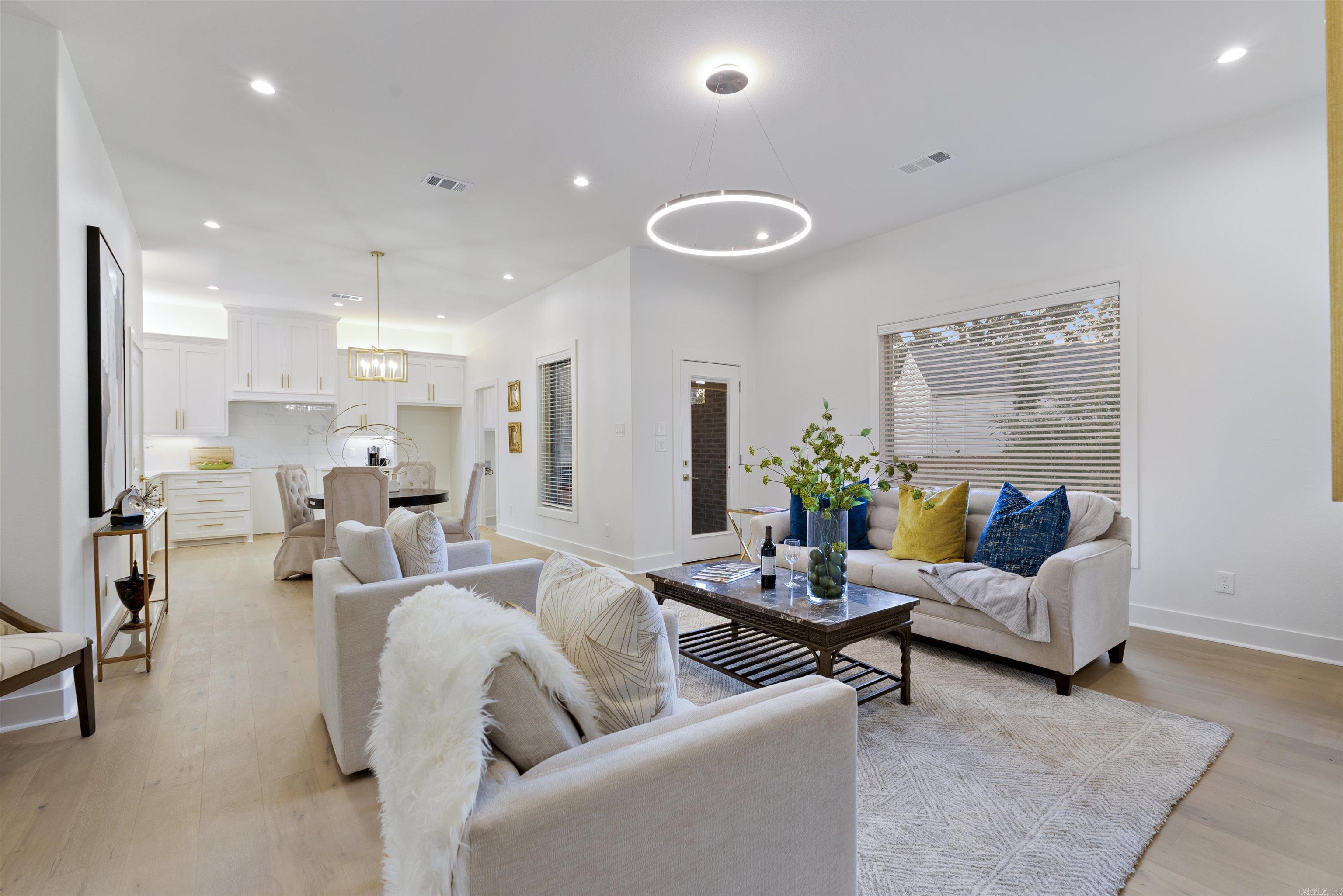 MERGERON COURT - Residential