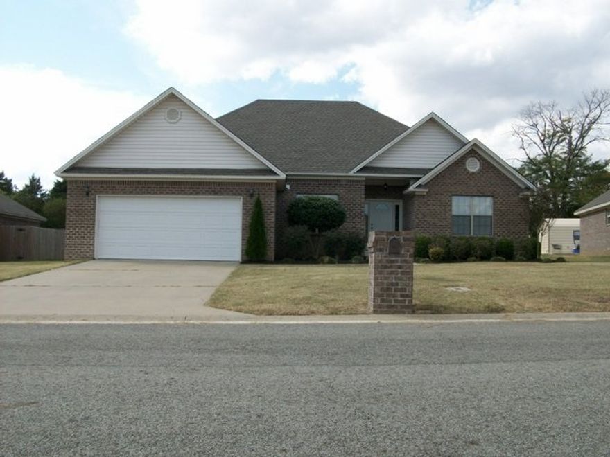 Beautiful Brick home with very open floor plan. Carpet only in the bedrooms, living room and dining has wood laminate, wet areas has ceramic tile. Nice blinds on the windows. Lots of cabinets in the kitchen plus a large pantry. Large breakfast area in the kitchen plus formal dining room which could be used for sitting area off the living room. Nice size laundry room off the kitchen. Master BR is huge and has a double trey ceiling, large walk in closet and Jacuzzi/separate shower. Very large back yard!