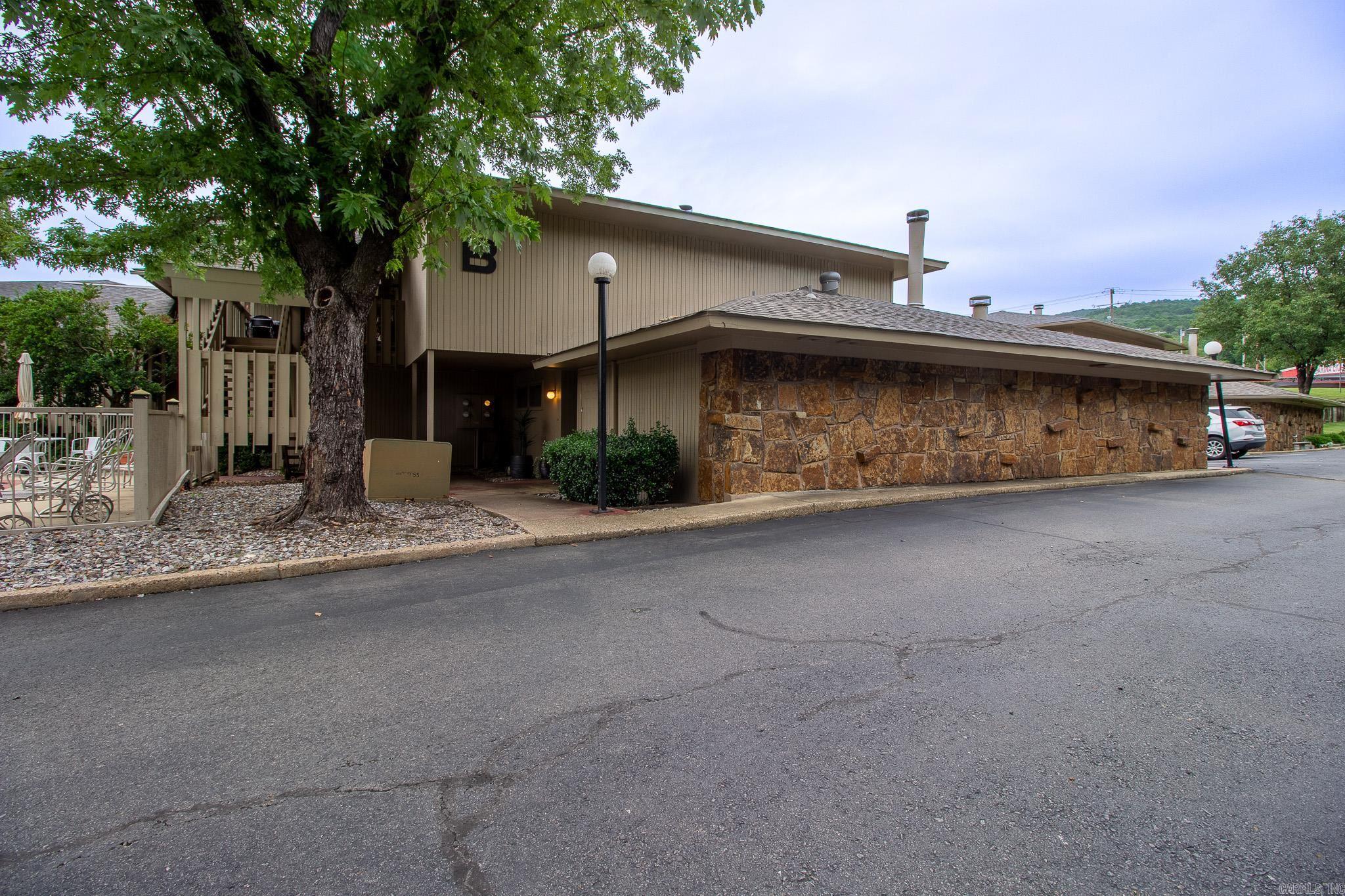 Time to relax and enjoy lake life! This beautifully maintained 2-bedroom, 2-bath condo on Lake Hamilton offers the perfect balance of comfort, convenience, and recreation. With the lake at your disposal and a swimming pool just steps from your door, this unit is ready to welcome you home. Located just minutes from Oaklawn Racing Casino Resort, shopping, and dining, youāll enjoy the best of both worlds: vibrant city attractions and lakefront living. This home is sure to make your life one of pleasure and retreat.