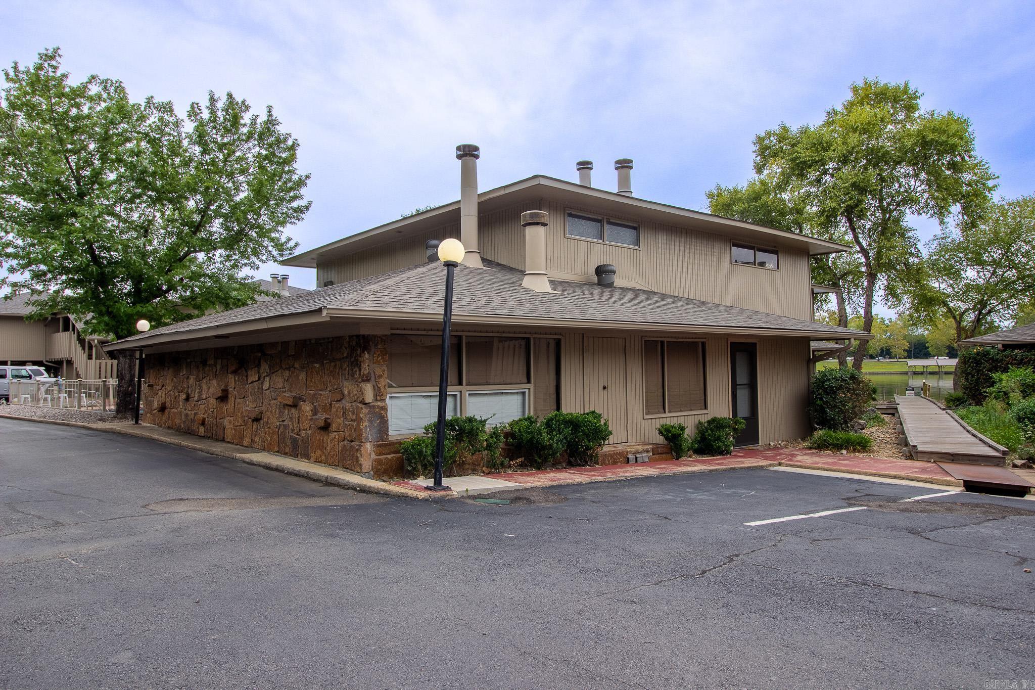 Time to relax and enjoy lake life! This beautifully maintained 2-bedroom, 2-bath condo on Lake Hamilton offers the perfect balance of comfort, convenience, and recreation. With the lake at your disposal and a swimming pool just steps from your door, this unit is ready to welcome you home. Located just minutes from Oaklawn Racing Casino Resort, shopping, and dining, youāll enjoy the best of both worlds: vibrant city attractions and lakefront living. This home is sure to make your life one of pleasure and retreat.