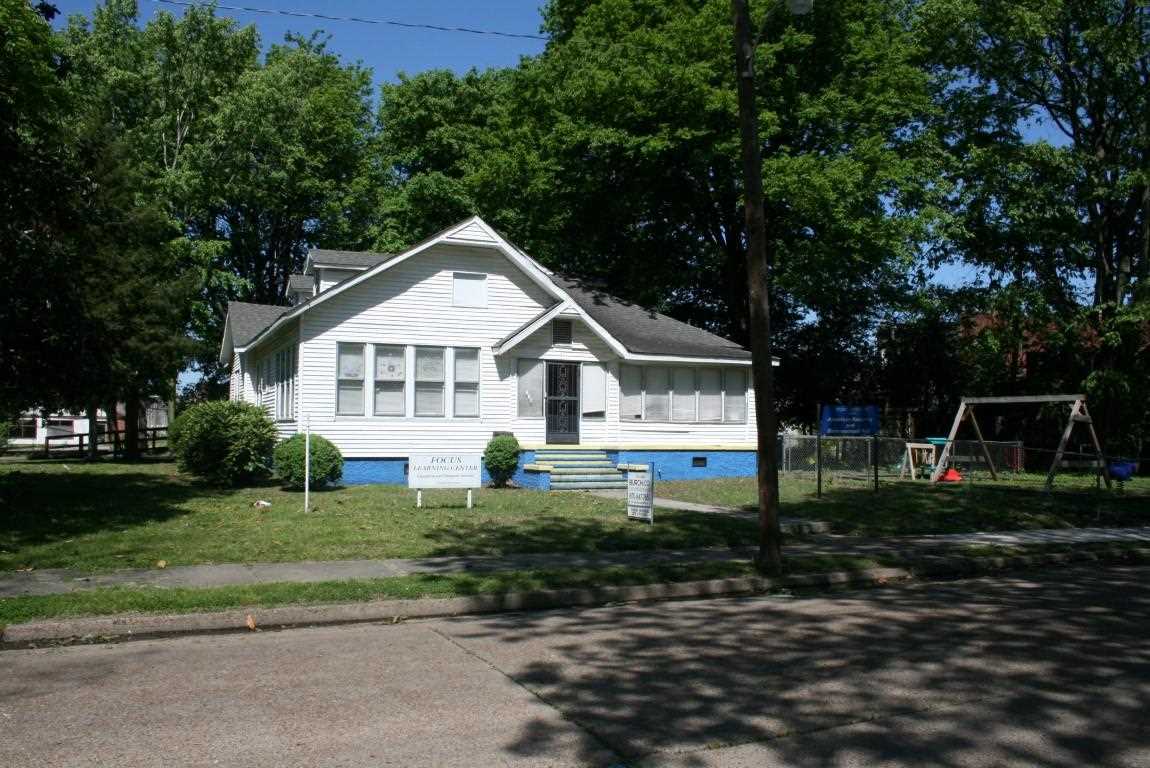 Main image without alt text