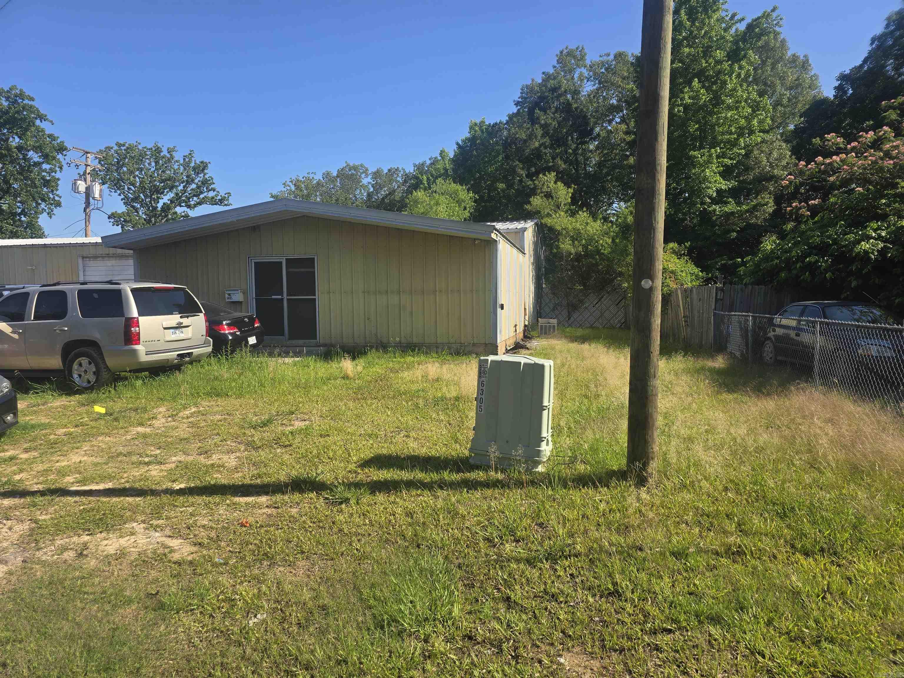 Main image without alt text