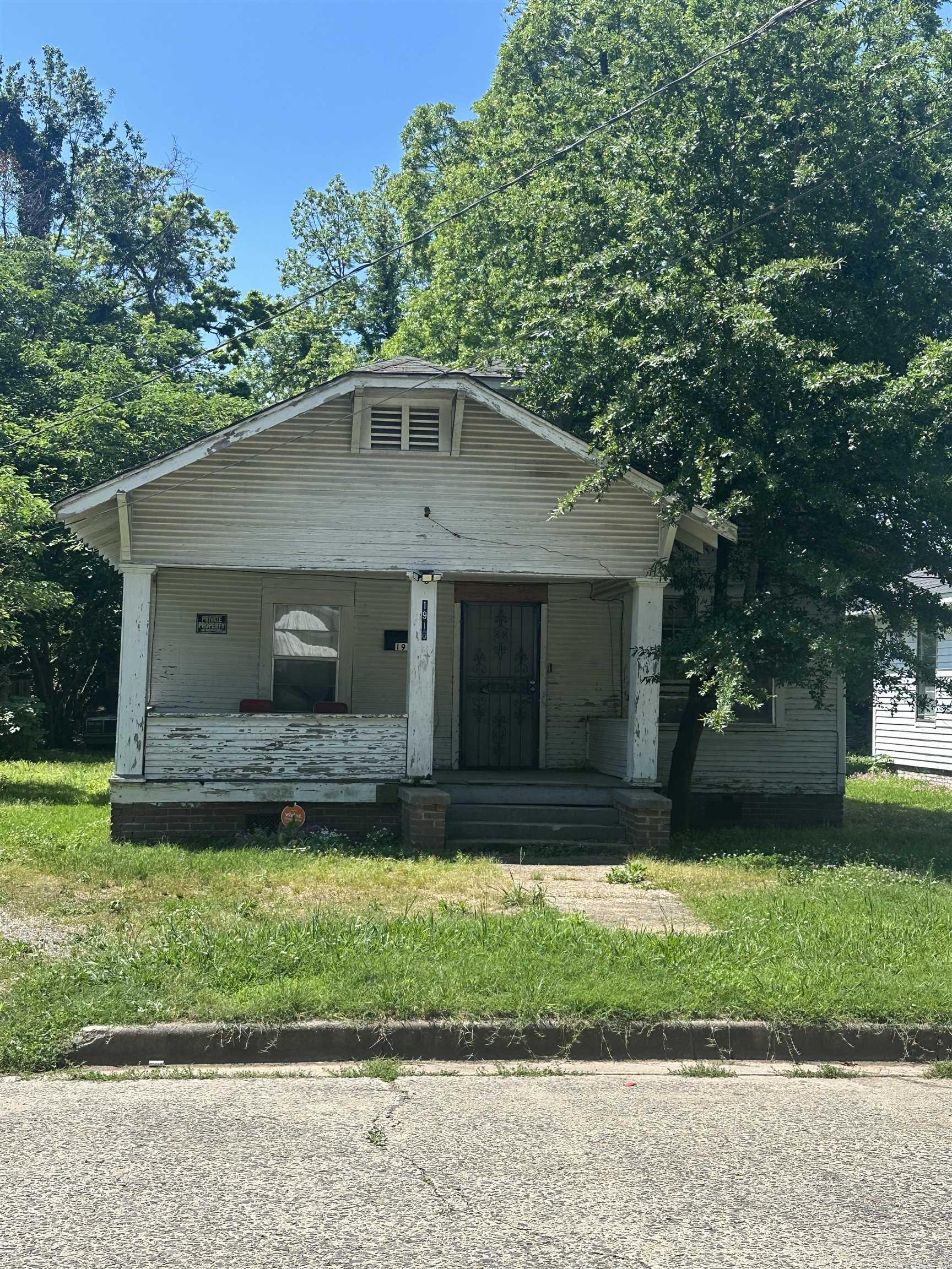Investor opportunity!!! This 3-bedroom, 2-bath home is a true fixer-upper located on a spacious 1-acre lot. With 1,400 square feet, this property offers plenty of potential to renovate and customize. Perfect for those looking to add value and create their dream home!!!