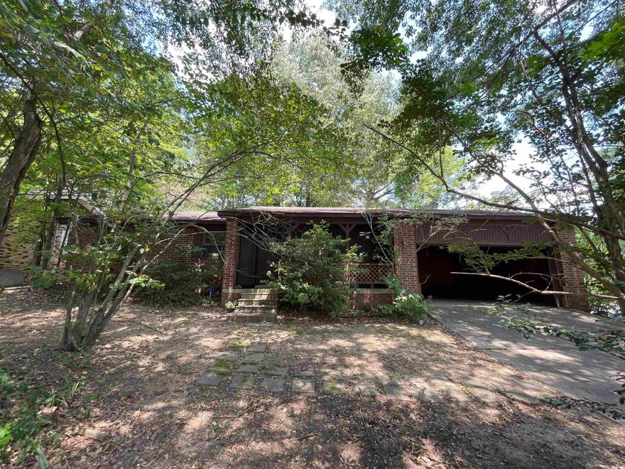 Calling all investors! Perfect opportunity to add to your portfolio. Sold "AS IS" agent please see remarks.