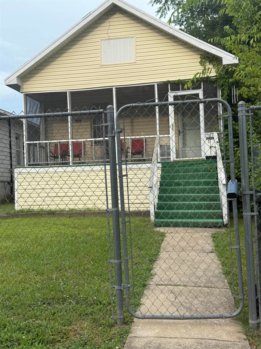 Lovely 1 bedroom single family home in the Quapaw Quarter, featuring a living/dining combo with 820 square feet, build in 1950. This is an excellent potential investment property. Schedule a showing today. AS IS PROPERTY-NO REPAIRS
