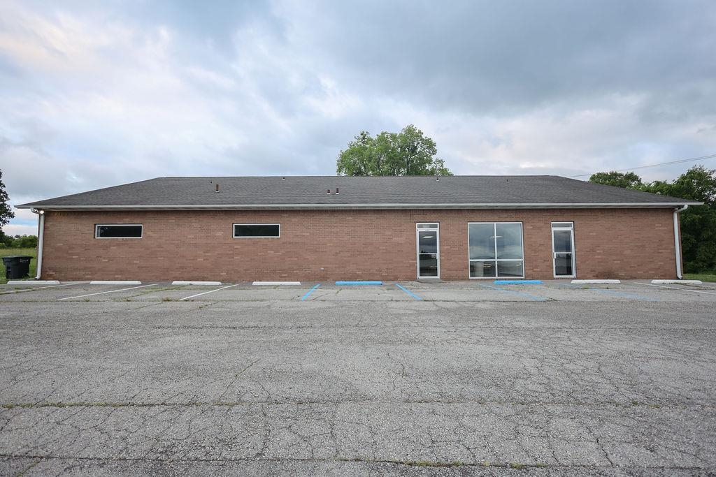 PRIME BUSINESS LOCATION WITH HIGH TRAFFIC FRONTAGE on HWY 62 with over 6000 sq ft of floor space & sitting on .91 acres. So many options for this property! Retail, restaurant, business office, dealership. . . ! Current floor plan has reception area, 2 large meeting rooms or show rooms, 2 large public bathrooms, 4 small bathrooms, kitchen area, break area, laundry room, shower room, 7 classrooms, storage rooms, and furnace/maintenance room. There are also two 2bdrm apartments upstairs with separate outside entrances. All this inside Cotter city limits with city water and city sewer. Property has a large asphalt parking lot and is zoned C2. Donāt miss this amazing opportunity!