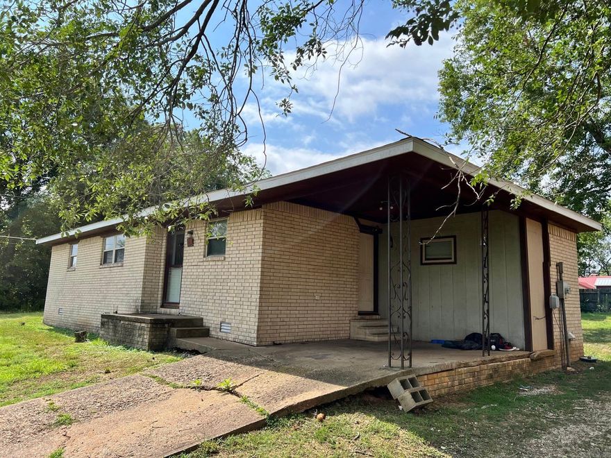 Great starter home, rental, or weekend get away for playing on the beautiful Spring River which is only 6 blocks away. The Mammoth Spring State Park is only a 4 block walk. This all brick home is on a hilltop corner lot that fronts on the Arkansas-Missouri state line.