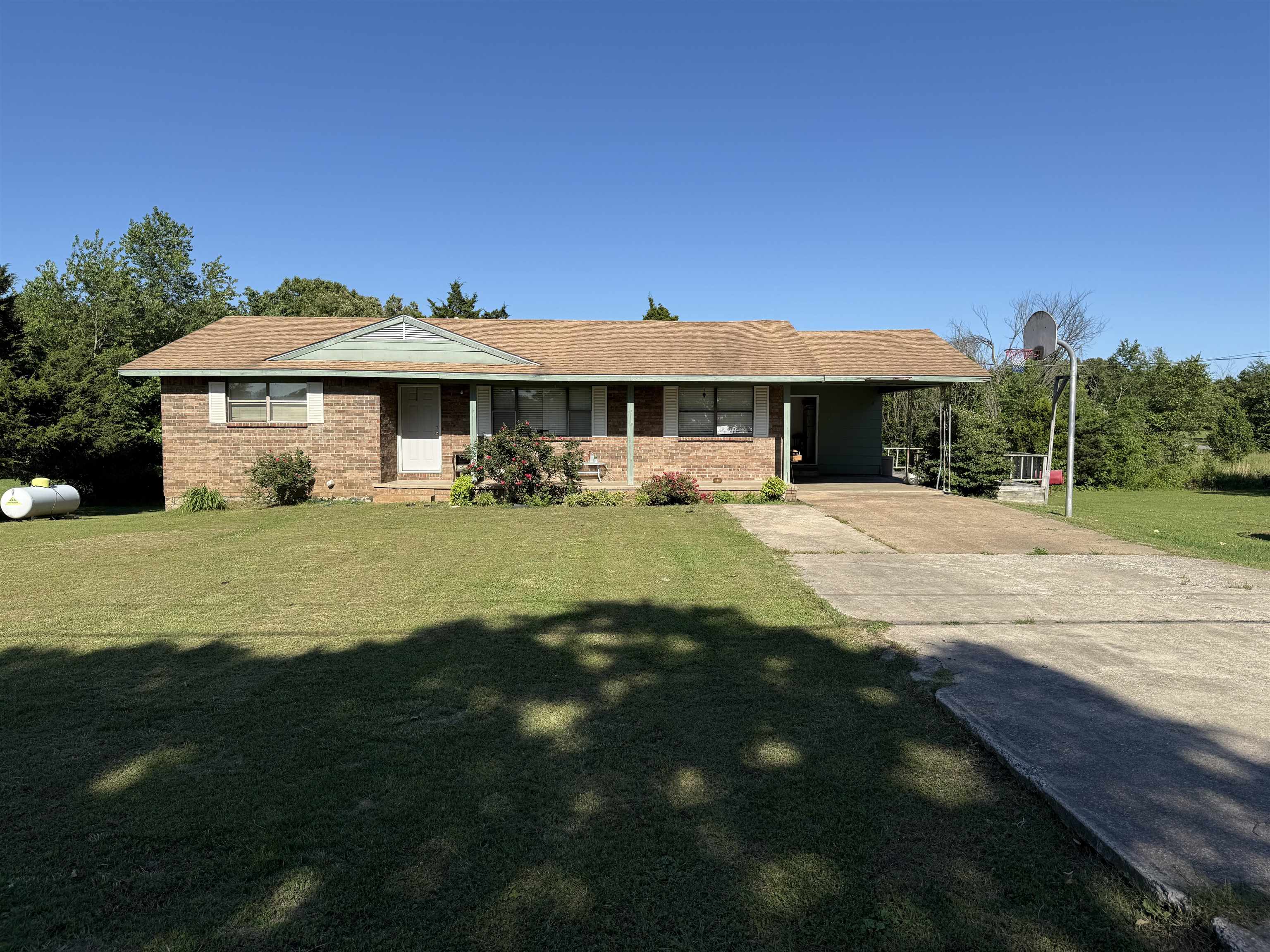 3-Bedroom Brick Home with Full Basement in Melbourne, AR Welcome to this 3-bedroom, 2-bathroom brick home located on a quiet street, this property offers both comfort and convenience, with easy access to local schools and golf course. The kitchen offers lots of cabinet space open into the dining area. Each of the three bedrooms are great size with good closet space. Downstairs, you'll find a full basement that provides excellent storage space, a laundry area, and the opportunity for additional living space, a workshop, or a recreation room. Outside the home is a spacious yard ideal for gardening or outdoor activities, and a peaceful setting that’s still close to everything. *AGENT OWNED*