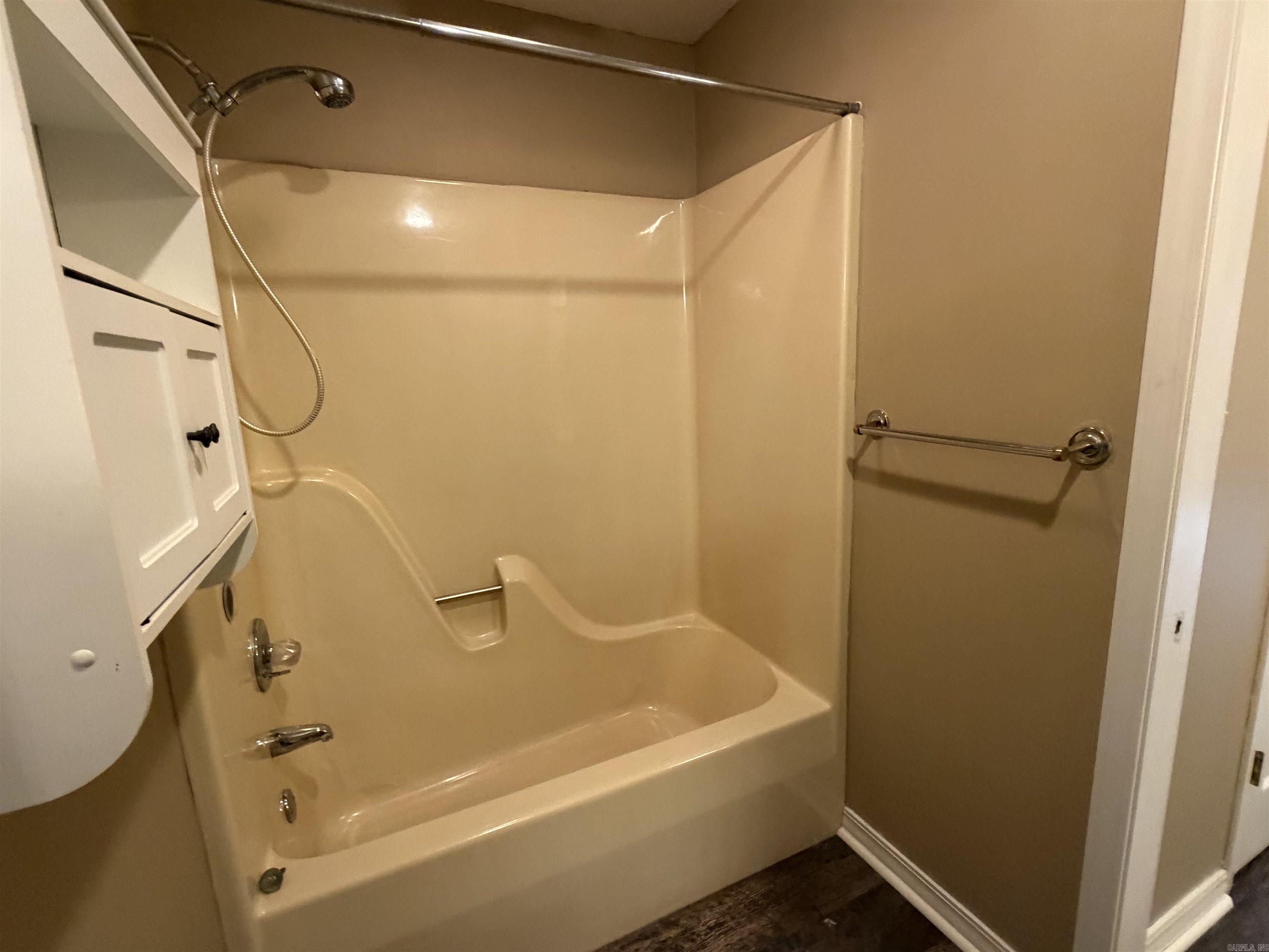 RIVER OAKS TRACE - Residential