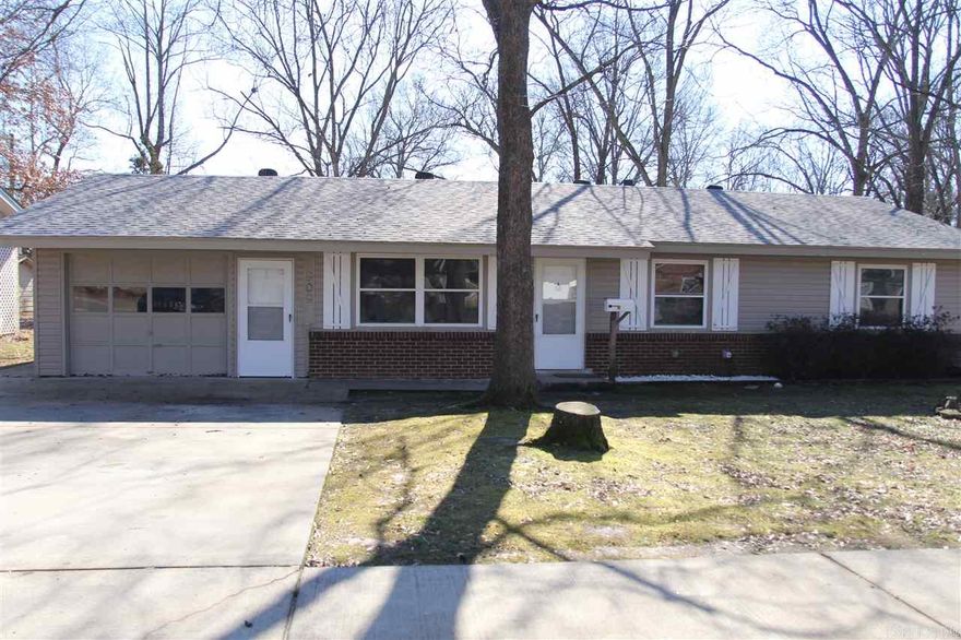 Please contact Century 21 Prestige Realty at 501.982.7474. Remodeled 3 bedroom 1.5 bath home. Fenced yard, storage building, enclosed patio. Lease terms 12 months, $1000 deposit, $35 app fee. No pets. Apply online c21prjxrentals.com