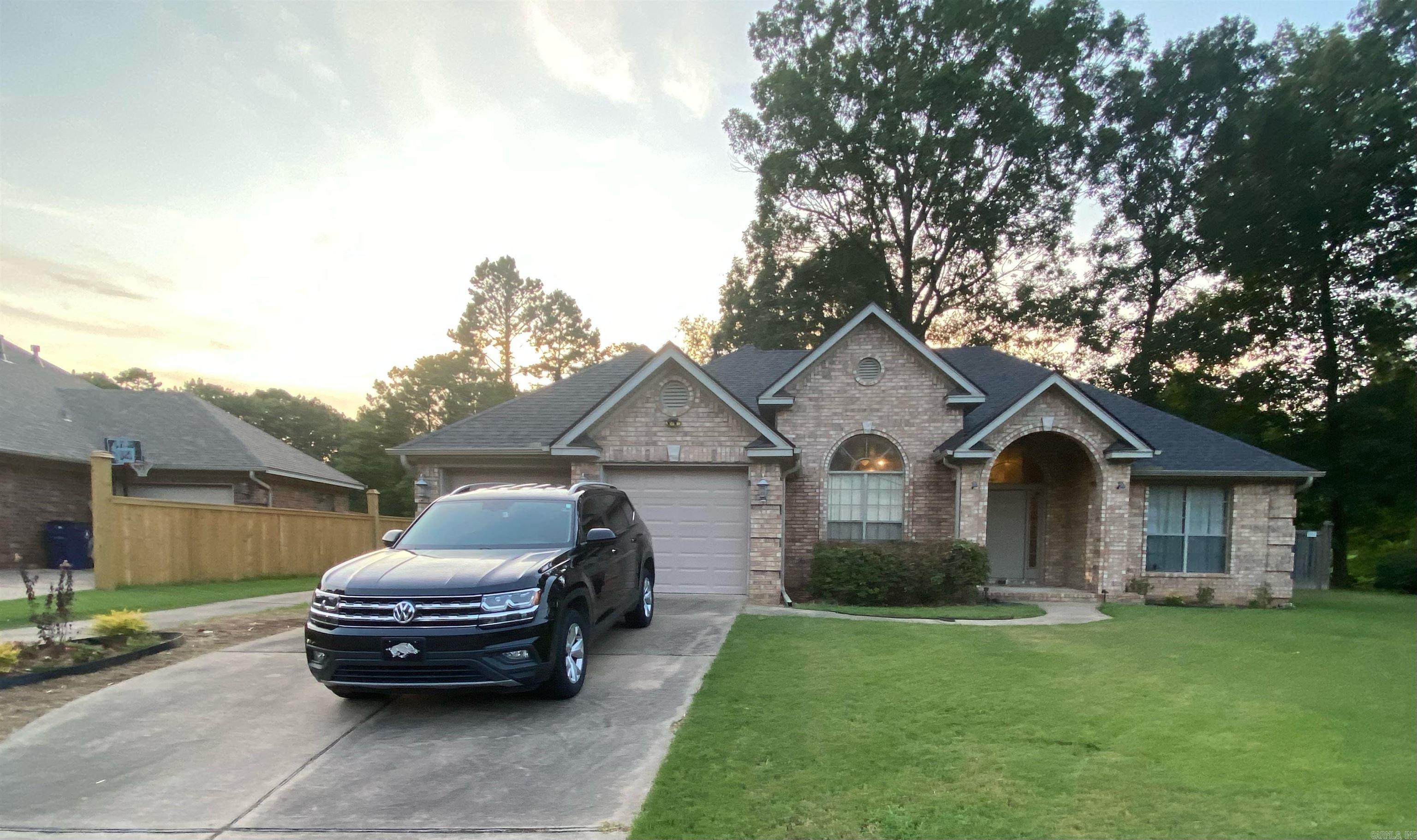Come see this home that offer a split floor plan of 3 bed /2 bath. Features include-family room area, formal dining eat in kitchen. Kitchen has great cabinet storage and counter space. AGENTS see remarks