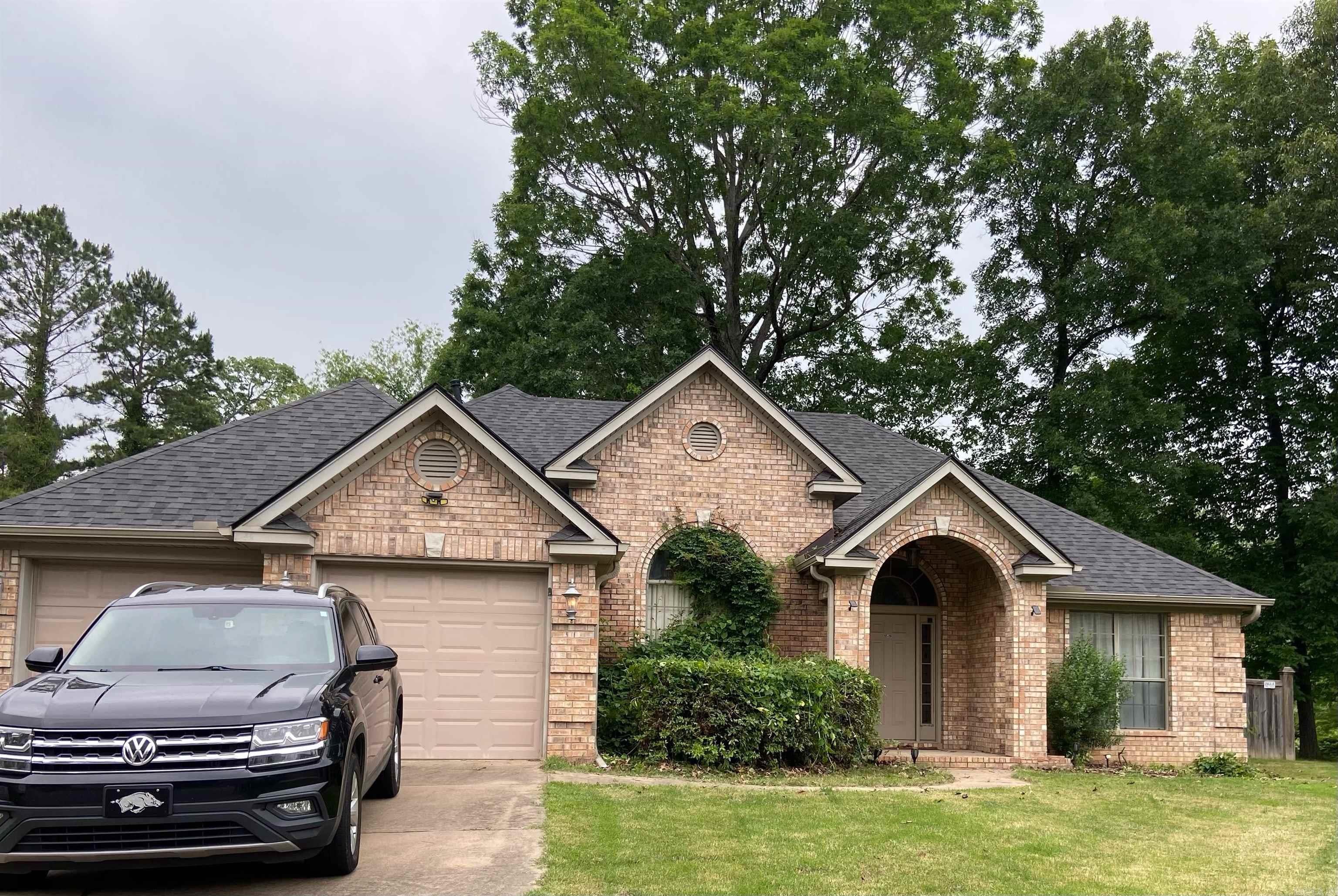 Come see this home that offer a split floor plan of 3 bed /2 bath. Features include-family room area, formal dining eat in kitchen. Kitchen has great cabinet storage and counter space. AGENTS see remarks
