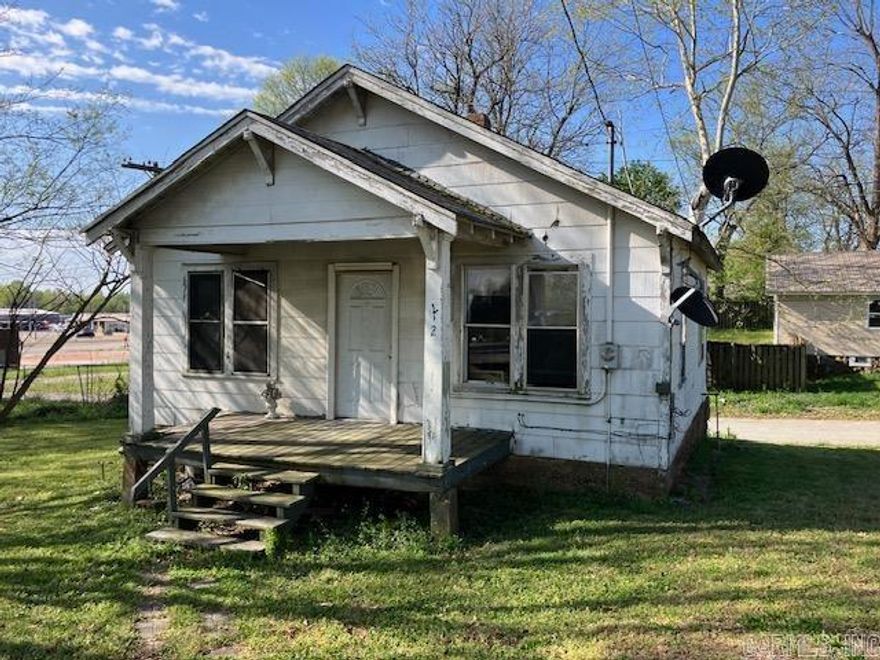 2BR/1BA located on a nice corner lot on a hill overlooking the town center. Open concept floor plan. This house is a fixer upper and will not qualify for any type of government backed loan. On city utilities.
