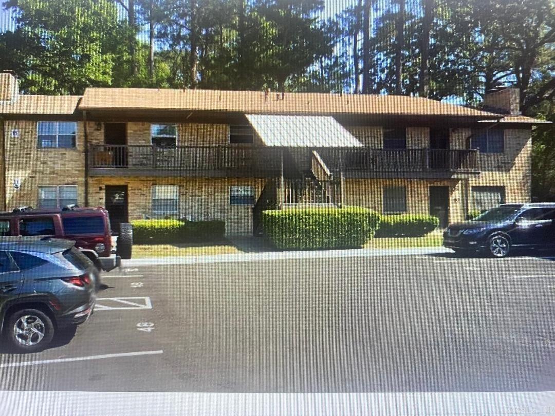 Well kept condo in a great location, located near shopping, restaurants, Hot Springs Schools, Hospital, and approximately 1 mile south of Oaklawn race track.