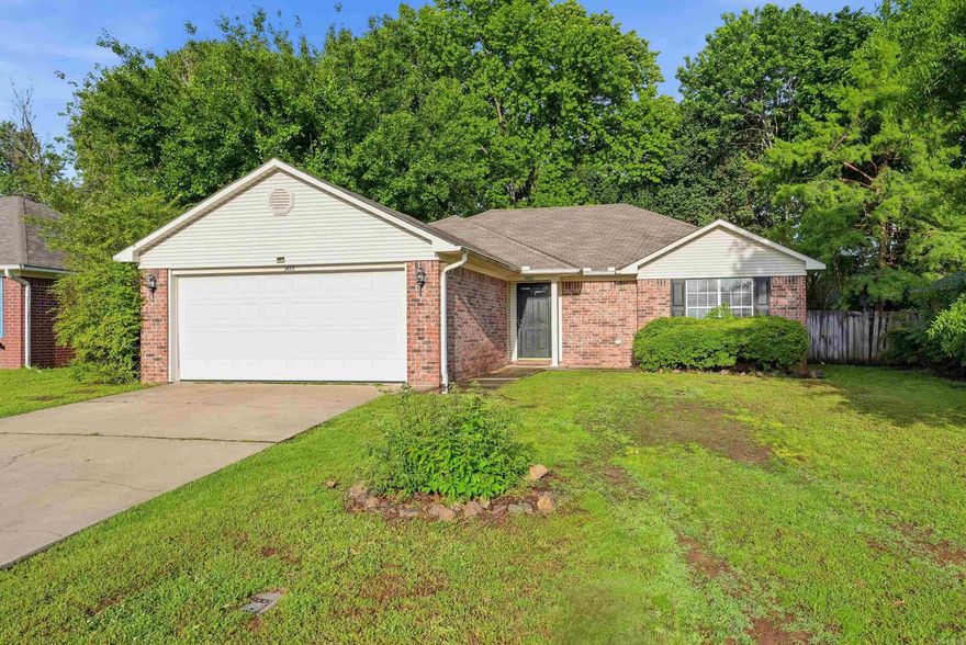 3 bed 2 bath home in Copper Cove Subdivision. Easy access to Dave Ward, shopping, and schools. Features a covered back patio and a fully fenced backyard.