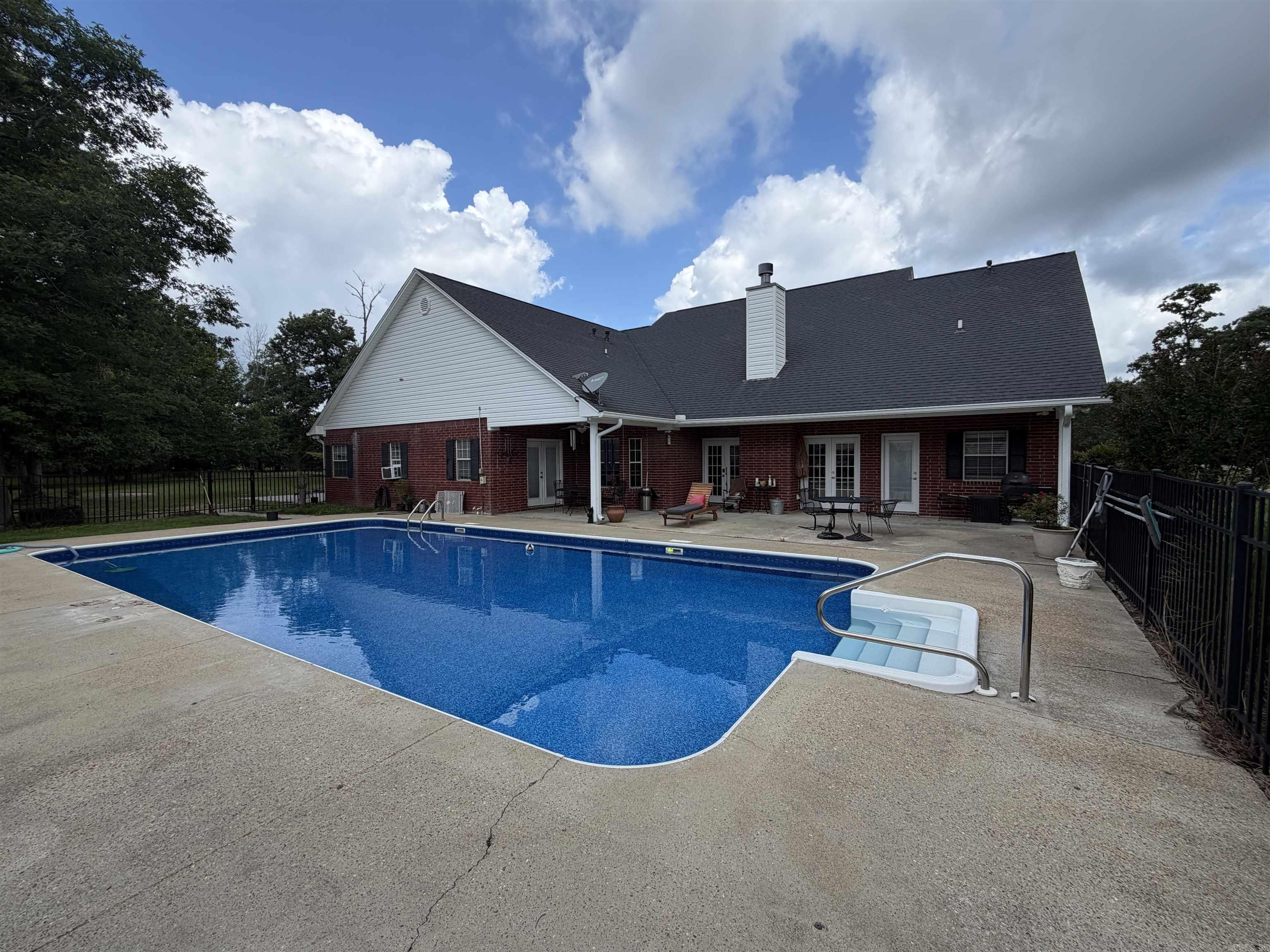 COUNTRY ESTATES - Residential
