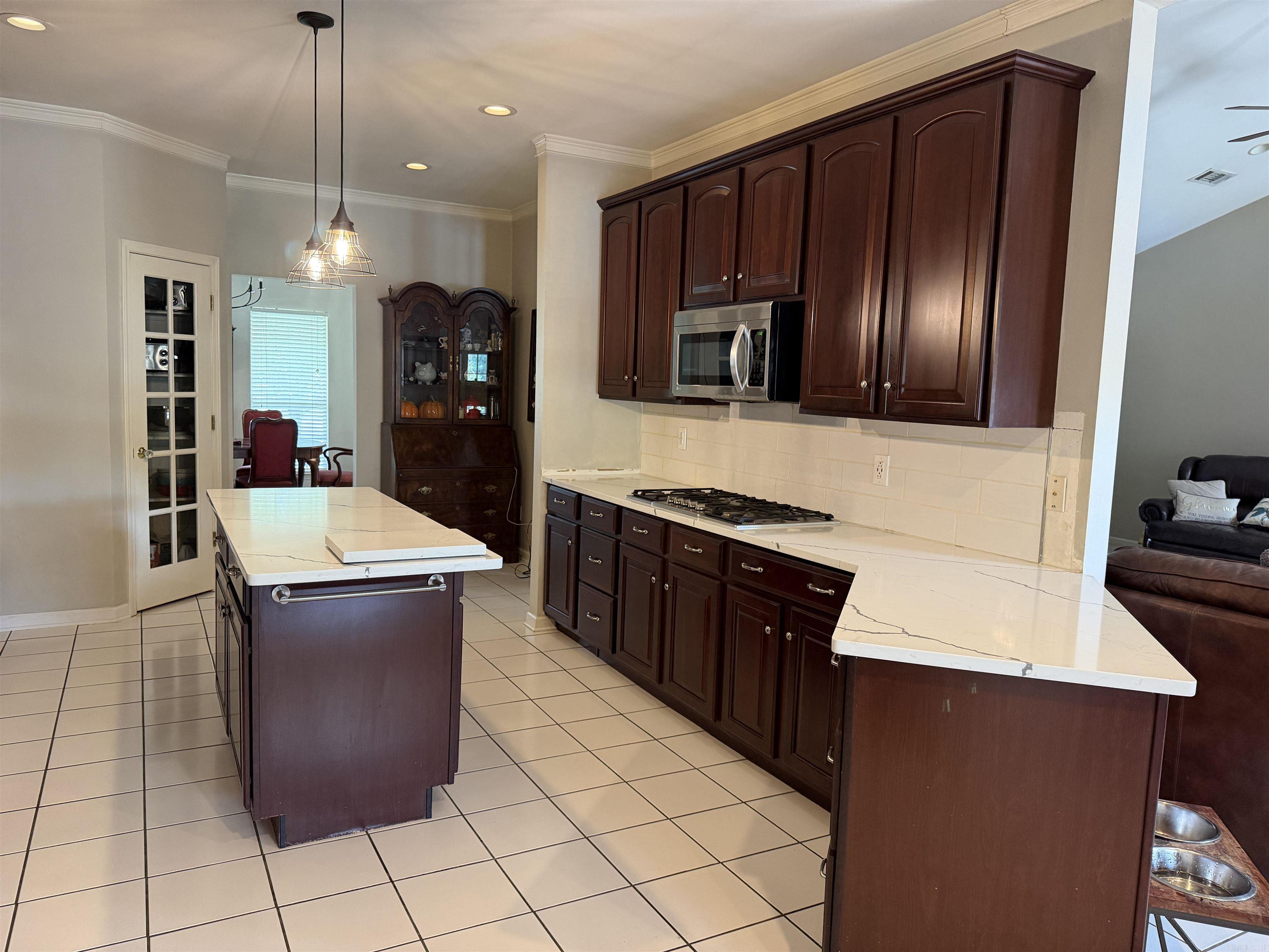 COUNTRY ESTATES - Residential