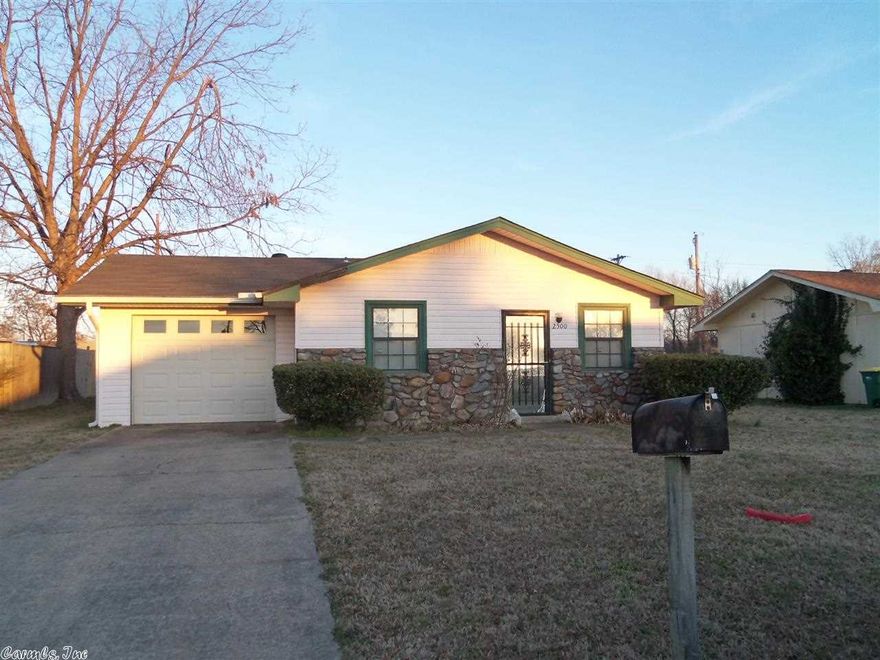 Well maintained home!  New roof, new HVAC in the last 4 years. Nice level lot, and walking distance from the elementary school.  Close to the interstate, and dining, grocery store, etc. Cute screened in porch!  Good price for a good home!