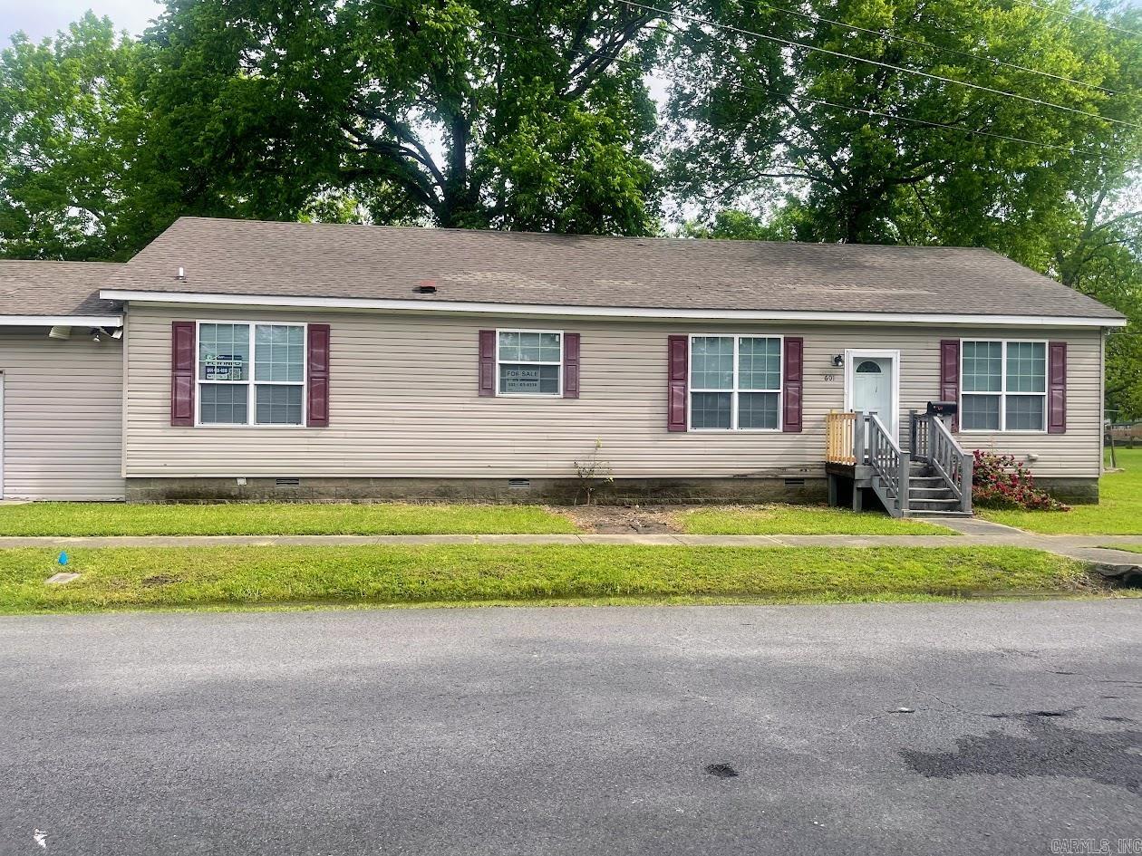 3 bedroom 2 bath mobile home, walk in closet. Trex decking on front porch, New Carpet.
