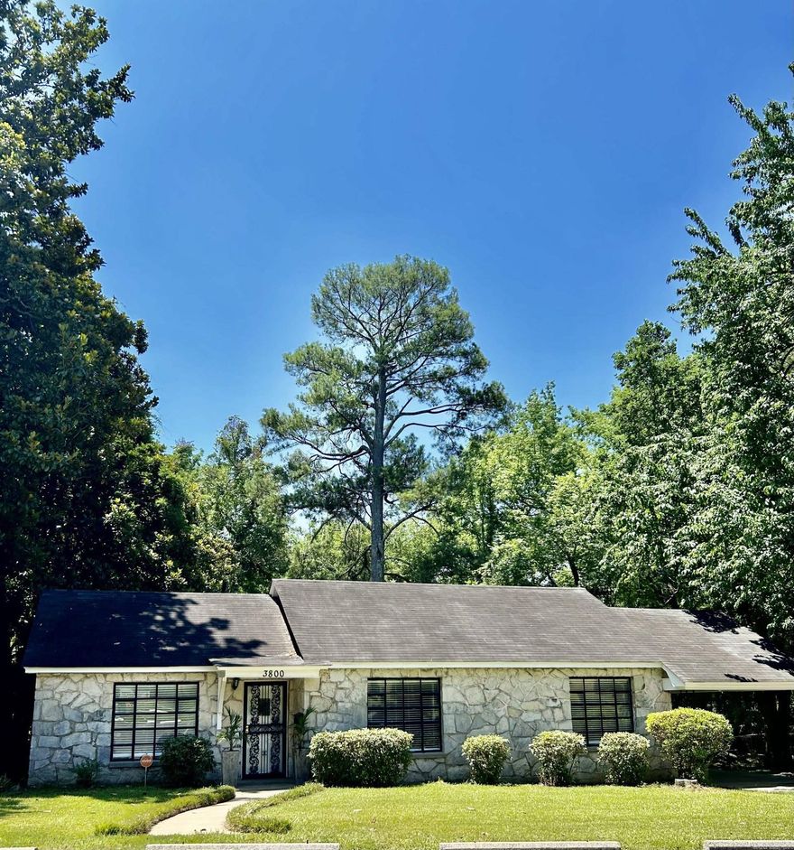Beautifully restored cottage in historic neighborhood of Pine Bluff, AR.  Features include 3 bedrooms, 2 full baths, large kitchen with eat-in breakfast area, and large living area with spacious built-ins!