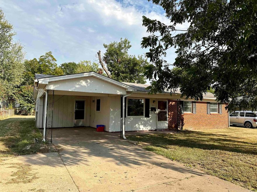 Investors/ Flippers!!! Great investment property that needs some TLC. This house has 3 bedrooms and 2 baths. Huge bonus/entertainment room with a large soak in tub. This house also has a laundry room and an enclose patio. Call/text listing agent to schedule a showing! See agent marks.