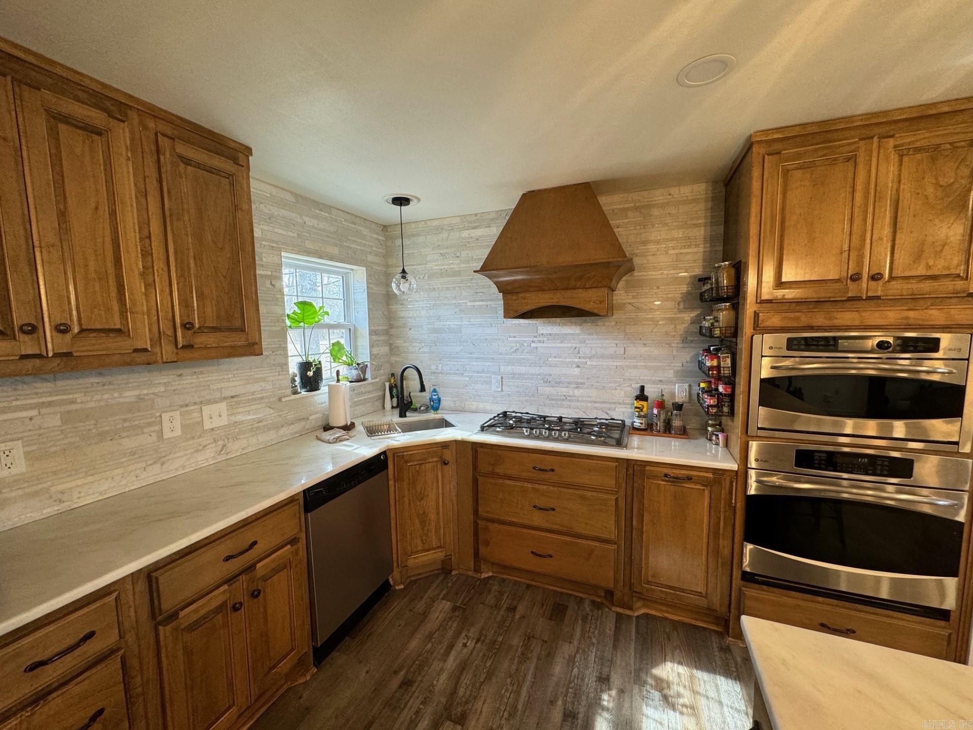 PEBBLE LAKE - Residential