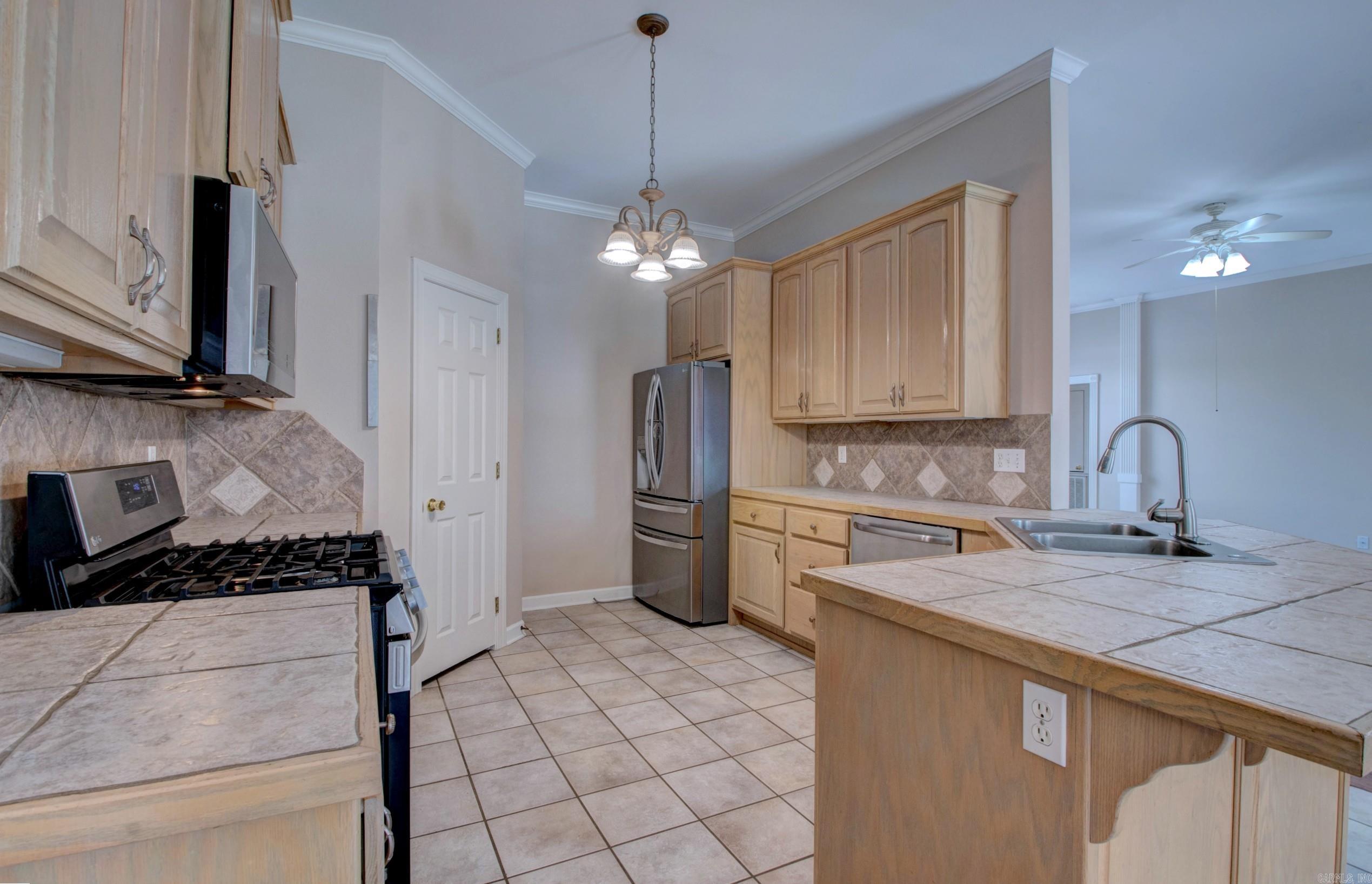 COUNTRY CLUB OF ARK THE - Residential