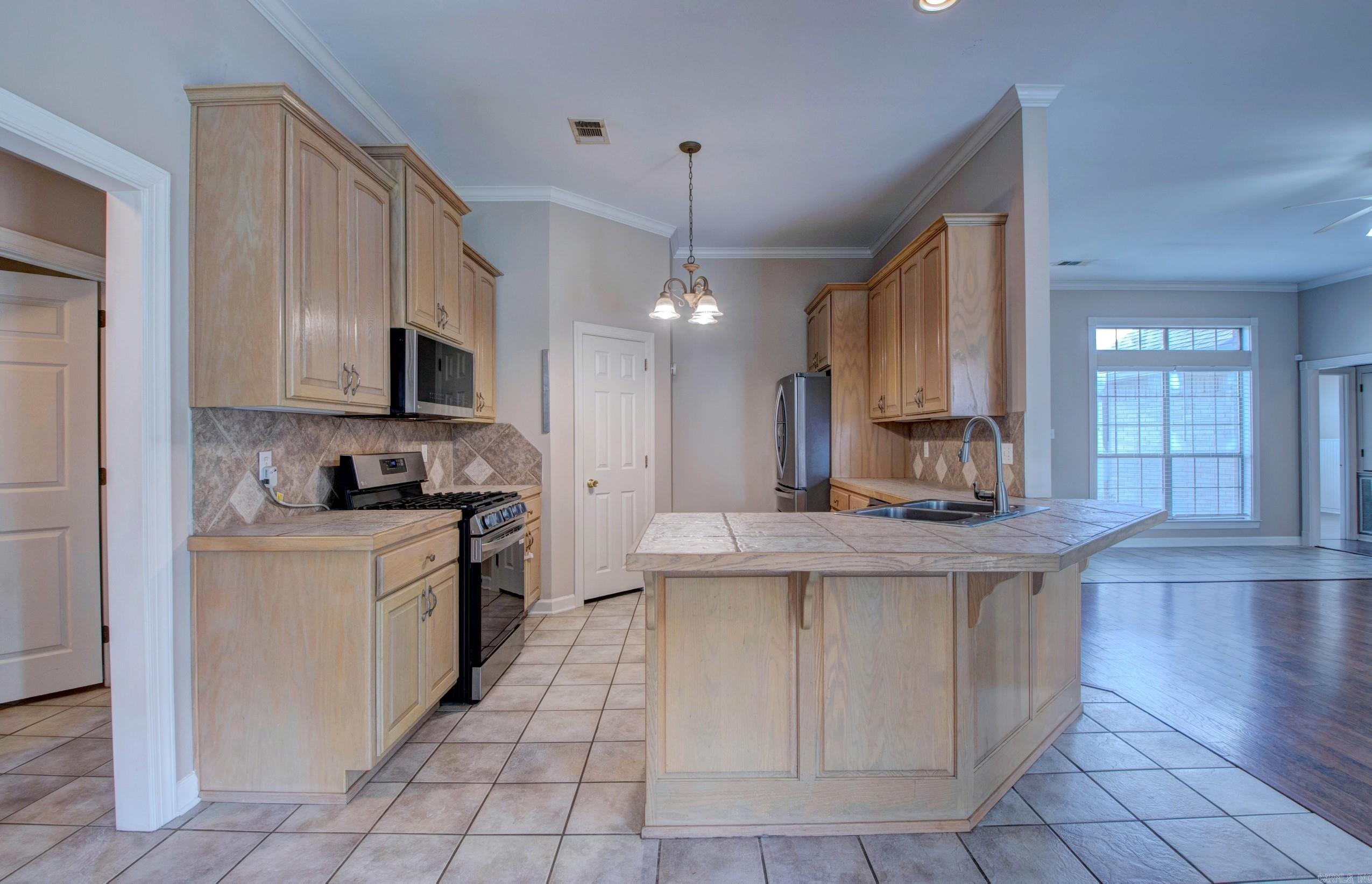 COUNTRY CLUB OF ARK THE - Residential