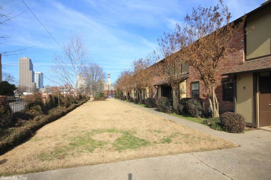 Cute 2 story condo downtown.  Downstairs has high ceilings allowing for spacious living space.  Spacious master suite upstairs with sky light in bathroom to give gorgeous natural light.