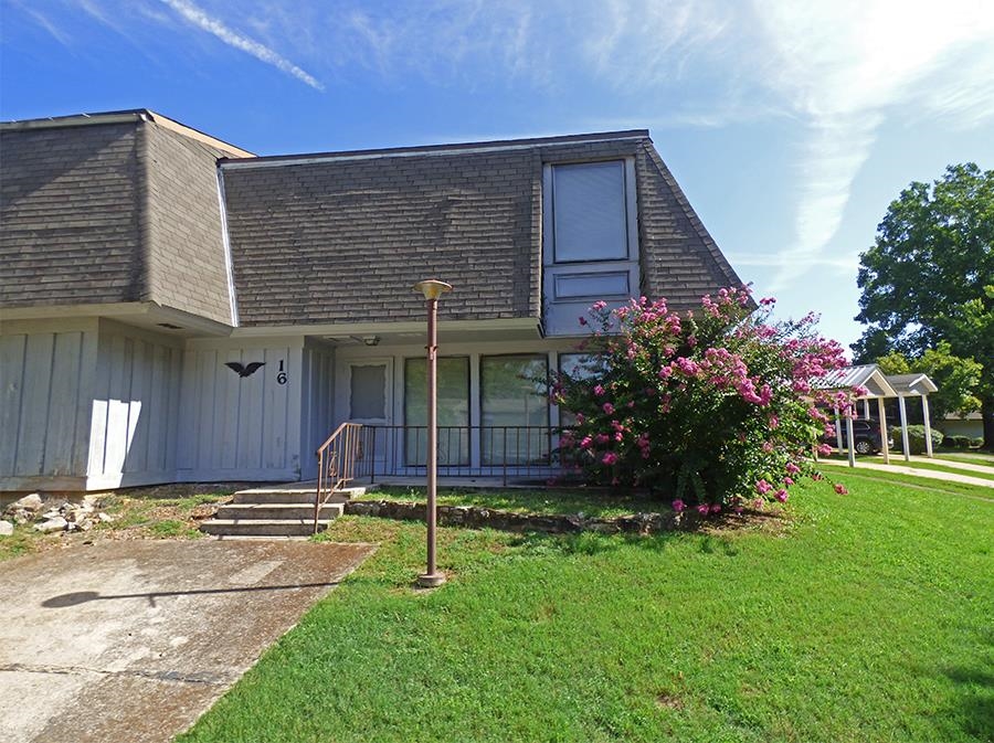 3 Bedroom Townhouse Close to Town Center - This townhouse offers 3 bedrooms, 2 baths, living room/dining room combo, kitchen, central heat and air, patio area perfect for grilling, townhouse outdoor pool is located right behind this townhouse. Plus you are walking distance to the Cherokee Village Town Center.