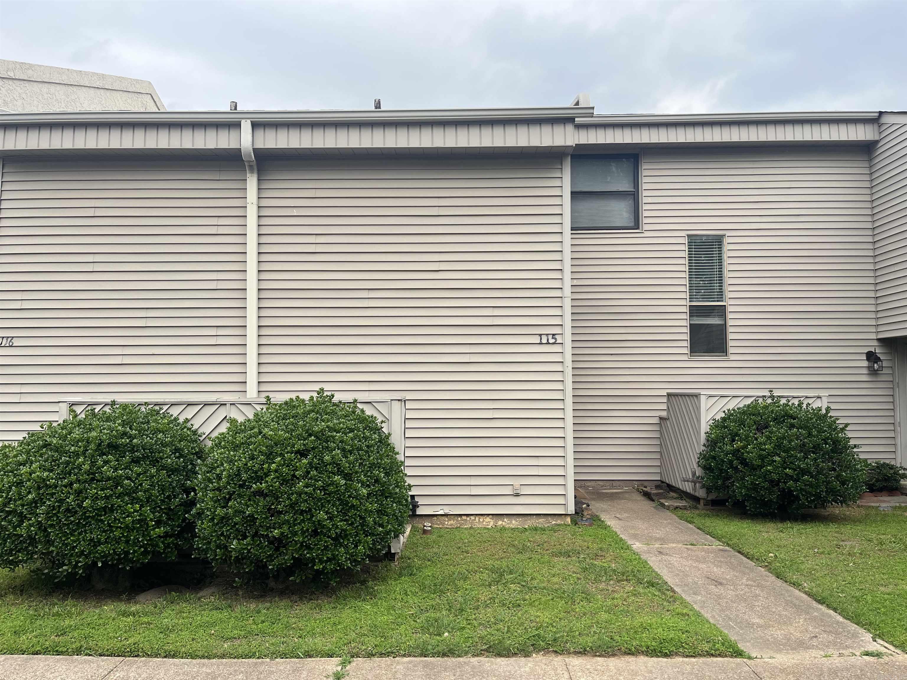 Well kept condo close to restaurants, bowling, golf, atv trails, and short drive to lake access. Has in unit laundry. Appliances stay. Has community pool on property.