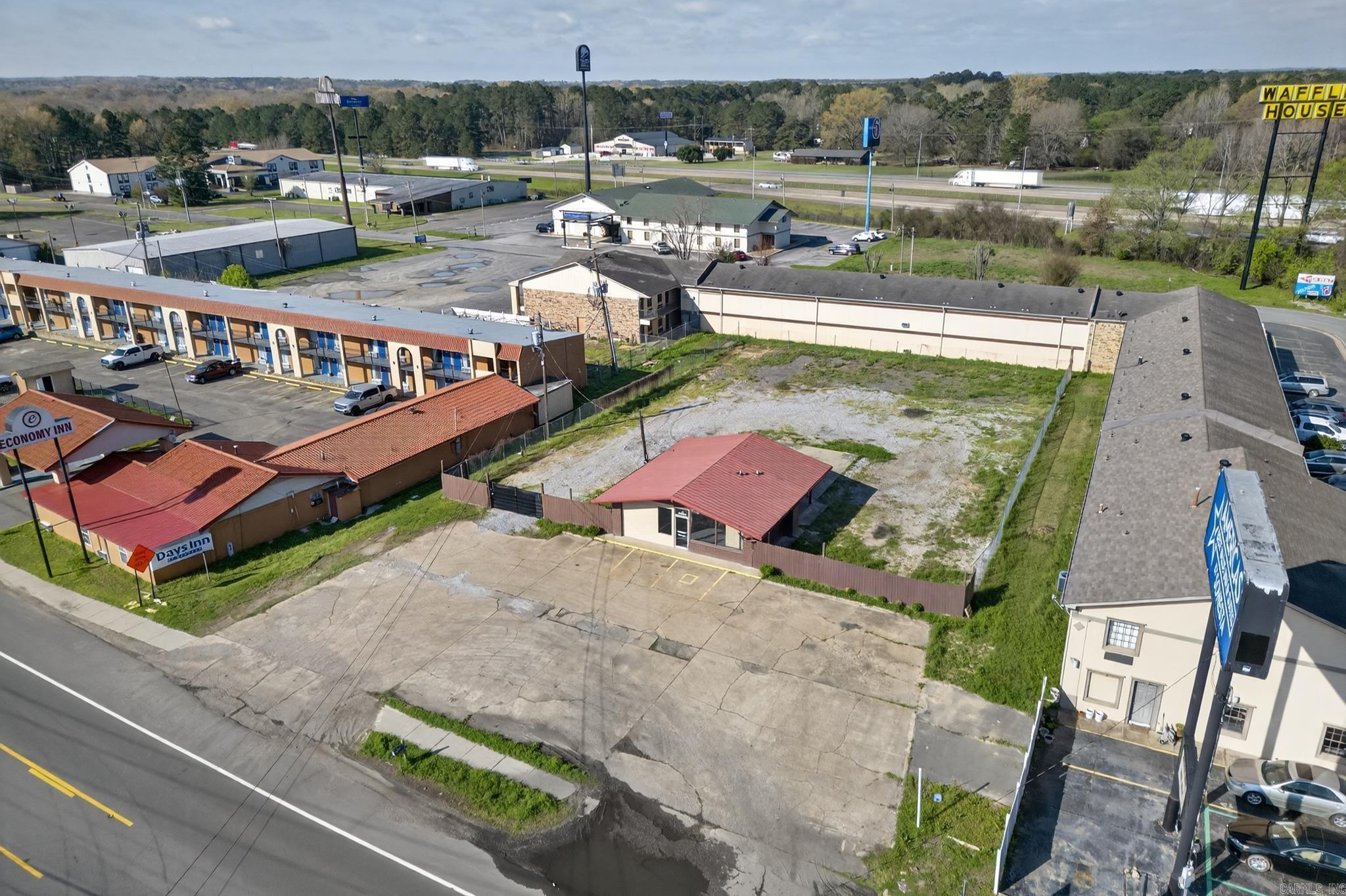 Main image without alt text