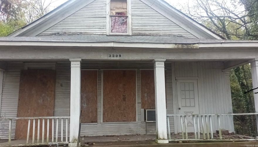 ATTENTION INVESTORS! Make Marshall Great Again! This is the perfect opportunity to REHAB, RENOVATE AND RESTORE! Much work is needed, but to whom much is given, much is required. Flip this and be proud of your investment! (See Agent Remarks)